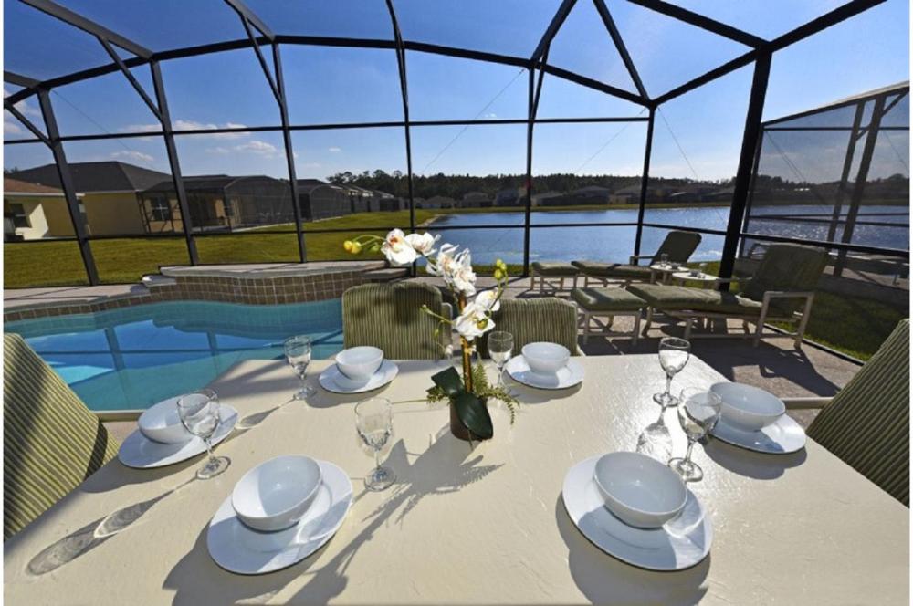 Three-Bedroom Pool Home Davenport